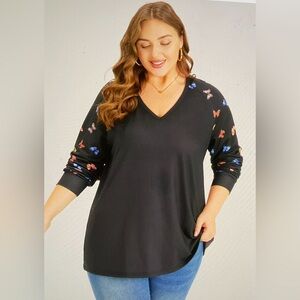 BloomChic Blk V-Neck Top with Butterfly Print Sleeves.P2P 27-30” SUZE 18/20 NWT